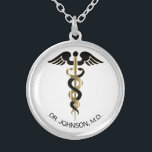 Personlig Medicinsk symbol Caduceus - Guld Silverpläterat Halsband<br><div class="desc">Personlig Mediccal Symbol Caduceus Necklace redo för att du ska kunna anpassa dig. Obs! Alla mallområden behöver inte ändras. 📌 Om du behöver anpassa ytterligare klickar du på knappen "Klicka för att anpassa ytterligare" eller "Anpassa eller redigera design"och användor verktyg för att ändra storlek, rotera, ändra text färg, lägga till...</div>