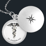Personlig Medicinsk symbol Caduceus Locket Neckla Berlockhalsband<br><div class="desc">Personlig Mediccal Symbol Caduceus Necklace redo för att du ska kunna anpassa dig. Obs! Alla mallområden behöver inte ändras. 📌 Om du behöver anpassa ytterligare klickar du på knappen "Klicka för att anpassa ytterligare" eller "Anpassa eller redigera design"och användor verktyg för att ändra storlek, rotera, ändra text färg, lägga till...</div>