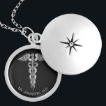 Personlig Medicinsk symbol Caduceus - Silver Berlockhalsband<br><div class="desc">Personlig Mediccal Symbol Caduceus Necklace redo för att du ska kunna anpassa dig. Obs! Alla mallområden behöver inte ändras. 📌 Om du behöver anpassa ytterligare klickar du på knappen "Klicka för att anpassa ytterligare" eller "Anpassa eller redigera design"och användor verktyg för att ändra storlek, rotera, ändra text färg, lägga till...</div>