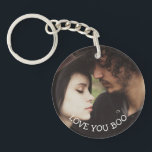 Personlig Message and Photo Couple's Romantic<br><div class="desc">Tittar du för en gåva till din pojkvän eller flickvän? Lägg till ditt eget budskap och din favorit bild från dig tillsammans på nyckelringens framsida. På baksidan av nyckelringen lägger du till namn i hjärtat.</div>