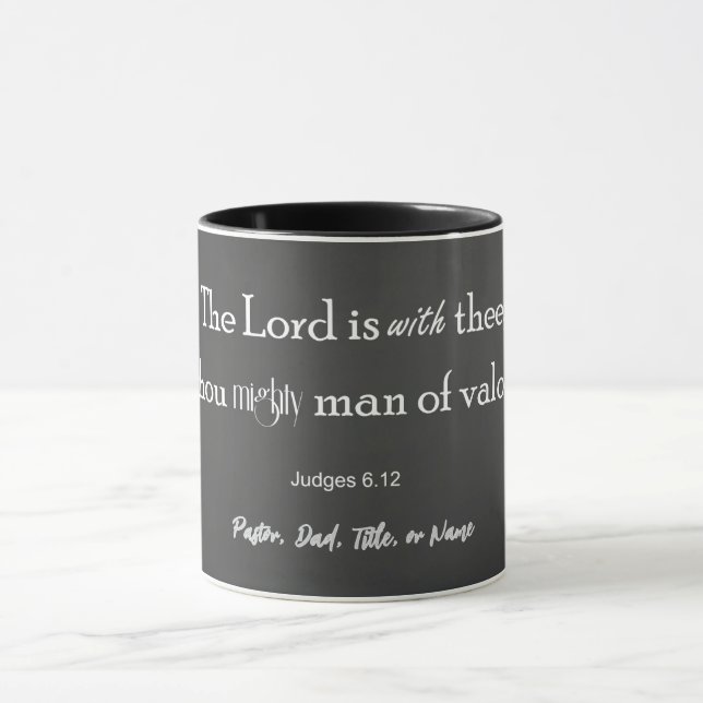 Personlig Mighty Man of Valor Bible Verse Mugg (Center)