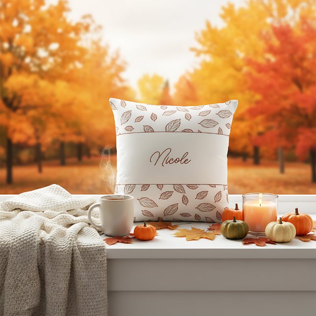 Personlig Minimalistisk Bondgård Lövfall Kudde (A cozy farmhouse pillow with a fall theme, featuring a white background and scattered brown leaves.)