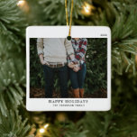 Personlig Minimalistisk enkelfotojul Julgransprydnad Keramik<br><div class="desc">Fira julhelgen med vår Personlig Minimalistiskt enfotsprydnadsföremål. Med denna elegant prydnadsföremål kombineras klassiskt charm med en elegant, minimalistisk design. Med ett tidlöst svart-vitt färg-system erbjuder det ett rent och enkelt estetiskt system som kompletterar alla Julgran. Anpassade med ett enda foto är den här ornamenten perfekt för att visa en omhuldad...</div>