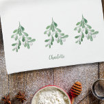 Personlig Mistletoe Kökshandduk<br><div class="desc">Julkökshandduken är dekorerad med vattenfärgad mistletoblad och bär. Anpassade enkelt med ditt namn eller monogram. Använda Verktyg i Design om du vill ändra texten storlekt,  stil eller färg. När vi skapar vår teckning hittar du inte den här bilden från andra designers. Ursprunglig vattenfärg © Michele Davies.</div>
