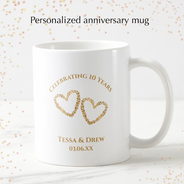 Personlig modern 10-års bröllopsdag present kaffemugg (Add the couple’s names and anniversary date for a unique golden heart keepsake mug.)
