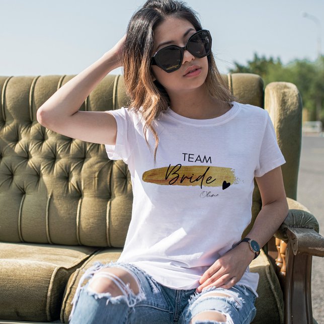Personlig modern chic brudklan i guld och svart t shirt (Personalized Gold & Black Modern Chic Team Bride T-Shirt)