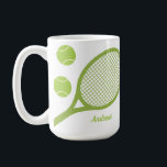 Personlig Modern Grönt Tennis Boll Racket Kaffemugg<br><div class="desc">Ersätt med ditt eget namn. Minimalistisk tennis-temadesign i grönt. Grönt tennis bollar och racket designar temagåvor till en tennisspelare. Personlig tennis mugg present till honom.</div>