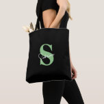 Personlig Modern Minimal Ljusgrön Monogram Tygkasse<br><div class="desc">Denna moderna, eleganta och minimalistiska svarta totebag är det perfekta personliga tillbehöret för brudar och brudtärnor. Med en mjuk, ljusgrön monogram-initial och förnamn i vit skrivstil kombinerar den sofistikation och praktiskhet, perfekt för bröllopsdagens nödvändigheter eller en snygg vardaglig medbärare. Den slanka designen tillför en touch av klass medan det anpassade...</div>