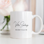 Personlig Modern Namn i hemvistet Kaffemugg<br><div class="desc">Chic anpassningsbar kaffe mugg har namn på din hemort i ett modernt,  handskrivet skript med enkel lokaliseringsinformation med versaler. Anpassa till namn i ditt hem - Villa   Efternamn eller annan föredömlig titel - samt ort och ort.</div>