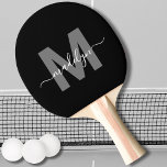 Personlig Modern Namn Monogram med fet stil Pingisracket<br><div class="desc">Skapa din egen Personlig, Modern Modern Modern Bold Script Monogram Black and White Ping Pong Paddle med Namn. Den här chicen har lyxpingpongpaddeln en snyggt monogramdesign på framsidan, med en slimmad svart bakgrund och fet grått-inledning, tillsammans med ett snyggt vitt skript namn för personlig. Rutans baksida är en klassisk, vanlig...</div>