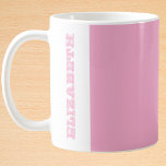 Personlig Modern Rosa Block Namn Kaffemugg<br><div class="desc">Gör morgonkaffet unikt för dig med det här anpassadet, modern mugg-design. Med en ren delad design med ett fet färg-blockpanel på ena sidan och personligen namn visas lodrätt i en matchande skuggning. Den minimalistiska estetiken gör det möjligt att använda mångsidiga kombinationer mellan färg och kostym oavsett stil. Oavsett om det...</div>