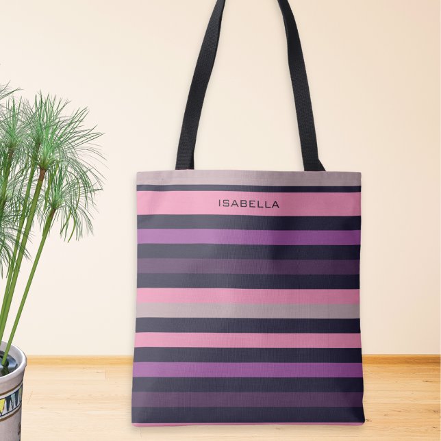 Personlig Modern Rosa Lila Randig Mönster Tygkasse (A stylish tote bag with pink, lilac and purple striped print, personalized with a name at the top)