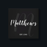 Personlig Modern Script Monogram & Family Namn Canvastryck<br><div class="desc">Personlig Monogram och Family Namn Gift med namn i det vita,  moderna skripttypsnittet stil och monogram i grått modernt typsnitt stil som bakgrund med ett etablerat årtal i vit sans serif font stil på svart bakgrund. Perfekt som gåva till nygifta,  familjegåva,  familjeåterförening och gåva till särskilda tillfällen.</div>