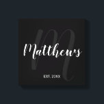 Personlig Modern Script Monogram & Family Namn Canvastryck<br><div class="desc">Personlig Monogram och Family Namn Gift med namn i det vita, moderna skripttypsnittet stil och monogram i grått modernt typsnitt stil som bakgrund med ett etablerat årtal i vit sans serif font stil på svart bakgrund. Perfekt som gåva till nygifta, familjegåva, familjeåterförening och gåva till särskilda tillfällen.</div>