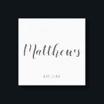 Personlig Modern Script Monogram & Family Namn Canvastryck<br><div class="desc">Personlig Monogram och Family Namn Gift med familj namn i grått modernt typsnitt stil och monogram i ljust grått modernt typsnitt stil som bakgrund med etablerat år i grått sans serif font stil på vit bakgrund. Perfekt som gåva till nygifta,  familjegåva,  familjeåterförening och gåva till särskilda tillfällen.</div>