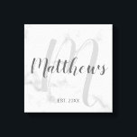 Personlig Modern Script Monogram & Family Namn Canvastryck<br><div class="desc">Personlig Monogram och Family Namn Gift med familj namn i grått,  modernt typsnitt stil och monogram i ljust grått,  modernt typsnitt stil som bakgrund med etablerat årtal i grått sans serif font stil på vit marble-bakgrund. Perfekt som gåva till nygifta,  familjegåva,  familjeåterförening och gåva till särskilda tillfällen.</div>