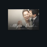 Personlig Modern Script Namn bröllop-foto Canvastryck<br><div class="desc">Fira din artikel i kärlek med den här eleganten Bröllop Photo Canvas från Personlig, med ditt favoritfoto, det moderna skriptet namn och bröllop-datum. Designad som både en vacker bröllopsdag-dekoration och en långvarig hemdekorkeepé gör den här ansträngda arbetsytan ett tidlöst tillägg till vilket utrymme som helst. Perfekt för att visa dig...</div>