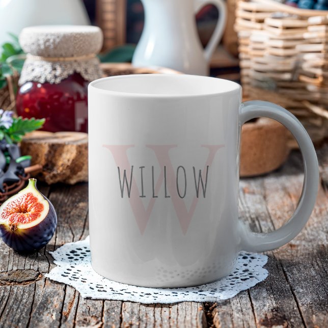 Personlig Modern Simple PinkMonogram Kaffemugg (This mug has a subtle monogram that is light in color with your name in a darker color.)