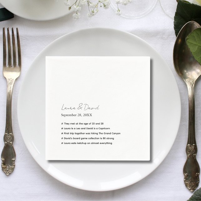 Personlig Modern Skript Roliga Fakta Bröllopspappe Pappersservett (Personalized modern script fun facts napkins add playful charm to wedding cocktails.)