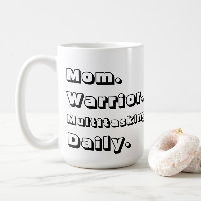 Personlig Mom Warrior Multitasking Daglig Vit  Kaffemugg (Med munk)