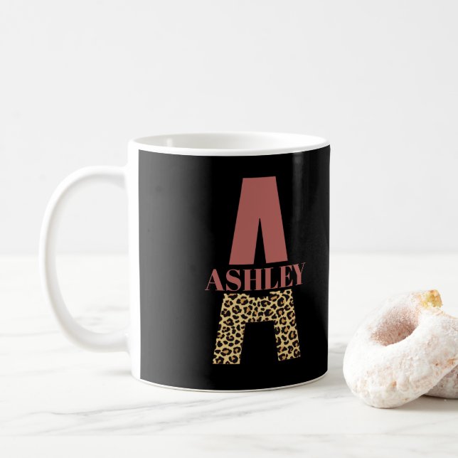 Personlig Monogram A Rosa Leopard print Kaffemugg (Med munk)