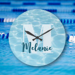 Personlig Monogram Blue Swimming Bassäng Modern Stor Klocka<br><div class="desc">👉 ett leende på ansikte med den här vackra personligen som simmar bassäng klocka! En perfekt gåva till din simkompis! Eller för att få tillträde till bassäng! - Klicka bara för att anpassa utformningen 🔥 Mina löften - det här är designat med tanke 🙏 Tack för att du stöder mitt...</div>