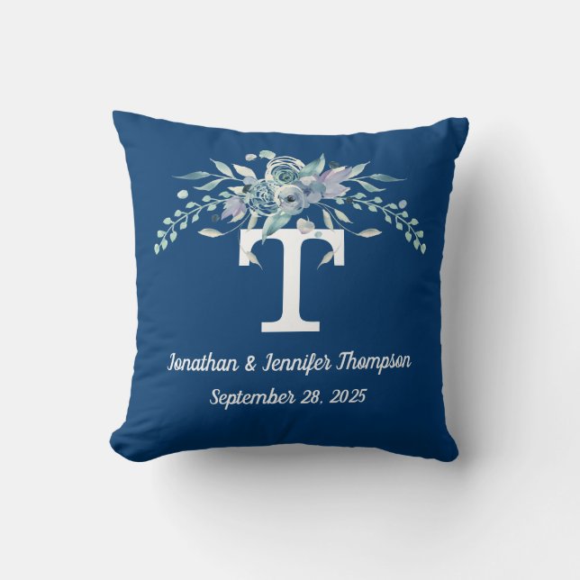 Personlig Monogram Blue Watercolor Flowers Kudde (Framsida)