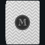 Personlig monogram chevron mönster Ipad cover iPad Skydd<br><div class="desc">Personligens monogram schevron mönster Ipad cover. Grått och vit zig zag rand-design.  Rund monogrammad etikett med elegant brev.</div>