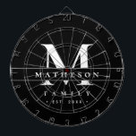 Personlig Monogram-familjen Svartvit Modern Darttavla<br><div class="desc">Höj dina spelnätter och fester med den här svarta och vita minimalistiska Anpassningsbarna Monogram-tavlan, designad för både stil och funktion. Med ett elegant, modernt svartvit färg-system och ditt personlig namn, monogram och etablerat år, gör bord ett påstående samtidigt som det ser rent ut och sofistikerat ut. Underbar för spelrum, College...</div>