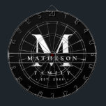 Personlig Monogram-familjen Svartvit Modern Darttavla<br><div class="desc">Höj dina spelnätter och fester med den här svarta och vita minimalistiska Anpassningsbarna Monogram-tavlan, designad för både stil och funktion. Med ett elegant, modernt svartvit färg-system och ditt personlig namn, monogram och etablerat år, gör bord ett påstående samtidigt som det ser rent ut och sofistikerat ut. Underbar för spelrum, College...</div>