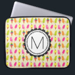 Personlig Monogram för iskräm Laptop Fodral<br><div class="desc">Laptop sleeve med en söt sommartid mönster med popsiklar och glasskoner i färgstarka,  pulserande vattenfärger. Skriva anpassningsbarnas monogram inuti ett runt ram med en vit blomform.</div>