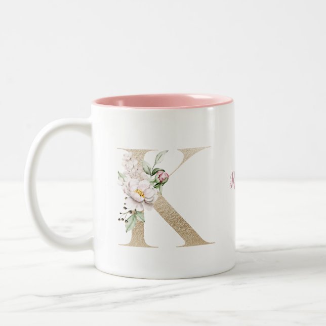 Personlig monogram guld bokstav K rosa blommig  Två-Tonad Mugg (Vänster)
