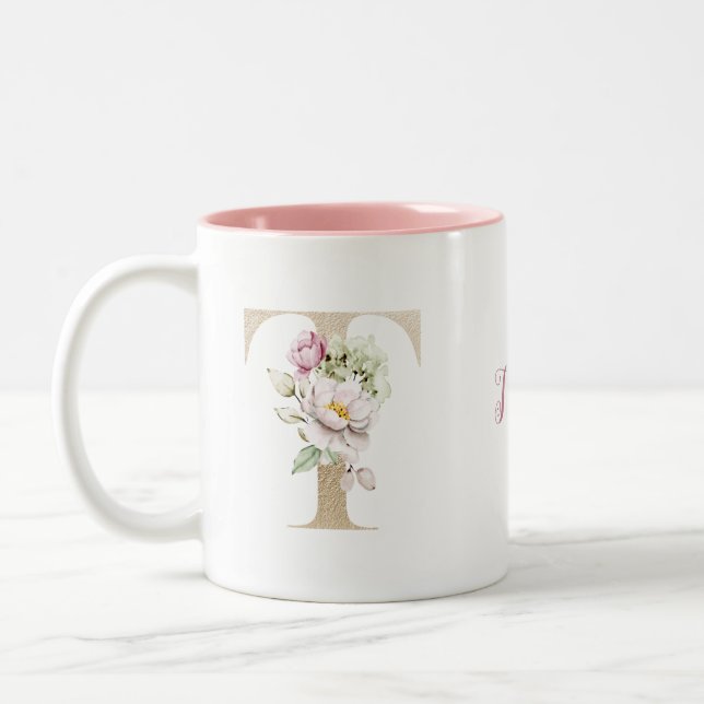 Personlig monogram guldbokstav T rosa blommor Två-Tonad Mugg (Vänster)