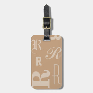 Personlig monogram i mellanbrun färg, typografi in bagagebricka
