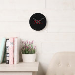 Personlig Monogram Initialer Modern Black Red Rund Klocka<br><div class="desc">Personlig Monogram Initialer Modern Black Clock. Två första brev-monogram, som visas med levande rött i svart i en tidslättslös design som han kommer att åtnjuta - skulle ge en utmärkt gåva till fars dag, födelsedagar, helgdagar, studenten, befordran eller något speciellt tillfälle. Utmärkt för både hem- och kontorsdekanter. Anpassa med din...</div>