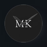 Personlig Monogram Initialer Modern Black Rund Klocka<br><div class="desc">Personlig Monogram Initialer Modern Black Clock. Två första brev-monogram, som visas i klassiskt vitt på svart i en tidlös design som han kommer att åtnjuta - skulle ge en utmärkt gåva till fars dag, födelsedagar, helgdagar, studenten, befordran eller något speciellt tillfälle. Utmärkt för både hem- och kontorsdekanter. Anpassa med din...</div>