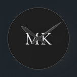 Personlig Monogram Initialer Modern Black Rund Klocka<br><div class="desc">Personlig Monogram Initialer Modern Black Clock. Två första brev-monogram, som visas i klassiskt vitt på svart i en tidlös design som han kommer att åtnjuta - skulle ge en utmärkt gåva till fars dag, födelsedagar, helgdagar, studenten, befordran eller något speciellt tillfälle. Utmärkt för både hem- och kontorsdekanter. Anpassa med din...</div>