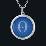 Personlig Monogram Namn Blue White Silverpläterat Halsband<br><div class="desc">Den här elegantens monogram- och snyggt-manusförfattaren namn kan ges som en gåva till en födelsedag, bröllop, möhippa, årsdag, Mors dag eller vilken tillfälle som helst. Det kan vara personlig med människans initialtid och namn. Du kan ändra teckensnitt, teckensnitt färg, storlekt teckensnitt och bakgrund färg med Verktyg i Design. Teckensnittet storlekt...</div>