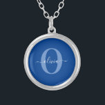 Personlig Monogram Namn Blue White Silverpläterat Halsband<br><div class="desc">Den här elegantens monogram- och snyggt-manusförfattaren namn kan ges som en gåva till en födelsedag, bröllop, möhippa, årsdag, Mors dag eller vilken tillfälle som helst. Det kan vara personlig med människans initialtid och namn. Du kan ändra teckensnitt, teckensnitt färg, storlekt teckensnitt och bakgrund färg med Verktyg i Design. Teckensnittet storlekt...</div>
