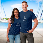 Personlig Monogram Nautical Boat Anchor T Shirt<br><div class="desc">En nautisk snyggt med ett ankare och rep för båtar,  personlig monogram initialer och snyggt marin blå och vit rand. Designad av Thisisnotme©</div>