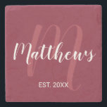 Personlig monogram och efternamn i burgunderröd stenunderlägg<br><div class="desc">Personlig monogram och efternamn present 
med efternamn i modernt skript-teckensnitt i vitt och monogram i ljust burgunderrött i modernt skript-teckensnitt som bakgrund
med etableringsår i vitt sans serif-teckensnitt på burgunderröd bakgrund.

Perfekt som present till nygifta,  julpresent till familjen,  minnessaker till familjesammankomster,  husvärmingspresent och present för alla speciella tillfällen.</div>