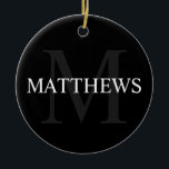 Personlig Monogram och Namn Black Julgransprydnad Keramik<br><div class="desc">Personlig Monogram och Namn Gift har personlig namn i vitt och monogram i grått som bakgrund,  i klassiskt serif font stil,  på svart bakgrund. Perfekt för helgdag,  familjeåterförening och eventuella särskilda tillfällen.</div>