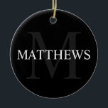 Personlig Monogram och Namn Black Julgransprydnad Keramik<br><div class="desc">Personlig Monogram och Namn Gift har personlig namn i vitt och monogram i grått som bakgrund,  i klassiskt serif font stil,  på svart bakgrund. Perfekt för helgdag,  familjeåterförening och eventuella särskilda tillfällen.</div>