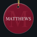 Personlig Monogram och Namn Burgundy Red Julgransprydnad Keramik<br><div class="desc">Personlig Monogram och Namn Gift har personlig namn i vitt och monogram i ljust burgundrött som bakgrund, i klassiskt serif font stil, på burgundröd bakgrund. Perfekt för helgdag, familjeåterförening och eventuella särskilda tillfällen.</div>