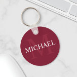 Personlig Monogram och Namn Burgundy Red Nyckelring<br><div class="desc">Personlig Monogram och Namn Gift har personlig namn i vitt och monogram i ljust burgundrött som bakgrund,  i klassiskt serif font stil,  på burgundröd bakgrund. Perfekt som helgdag,  familjeåterförening,  tack för marskalkar och gåva vid särskilda tillfällen.</div>