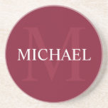 Personlig Monogram och Namn Burgundy Red Underlägg<br><div class="desc">Personlig Monogram och Namn Gift har personlig namn i vitt och monogram i ljust burgundrött som bakgrund,  i klassiskt serif font stil,  på burgundröd bakgrund. Perfekt som helgdag,  fars dag-gåva,  tack för marskalkar och gåva för särskilda tillfällen.</div>