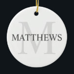 Personlig Monogram och Namn Julgransprydnad Keramik<br><div class="desc">Personlig Monogram och Namn Gift har personlig namn i grått och monogram i ljust grått som bakgrund,  i klassiskt serif font stil,  på vit bakgrund. Perfekt för helgdag,  familjeåterförening och eventuella särskilda tillfällen.</div>