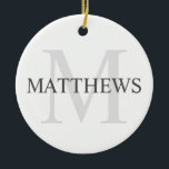 Personlig Monogram och Namn Julgransprydnad Keramik<br><div class="desc">Personlig Monogram och Namn Gift har personlig namn i grått och monogram i ljust grått som bakgrund,  i klassiskt serif font stil,  på vit bakgrund. Perfekt för helgdag,  familjeåterförening och eventuella särskilda tillfällen.</div>