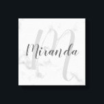 Personlig Monogram och Namn Marble Canvastryck<br><div class="desc">Personlig Monogram och Family Namn Gift med namn i grått modernt typsnitt stil och monogram i ljust grått modernt typsnitt stil som bakgrund på vit marmorbakgrund.</div>