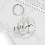 Personlig Monogram och Namn Marble Nyckelring<br><div class="desc">Personlig Monogram och Family Namn Gift med familj namn i grått,  modernt typsnitt stil och monogram i ljust grått,  modernt typsnitt stil som bakgrund med etablerat årtal i grått sans serif font stil på vit marble-bakgrund. Perfekt som gåva till nygifta,  familjegåva,  familjeåterförening och gåva till särskilda tillfällen.</div>